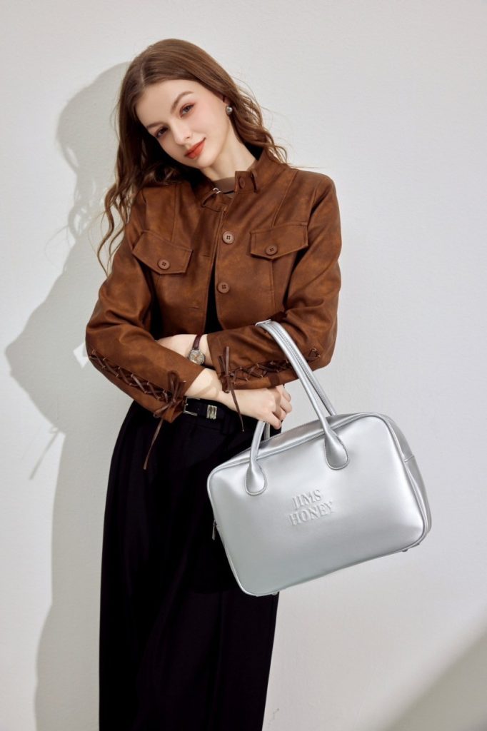 outfit perjalanan dinas pakai scarlet bag