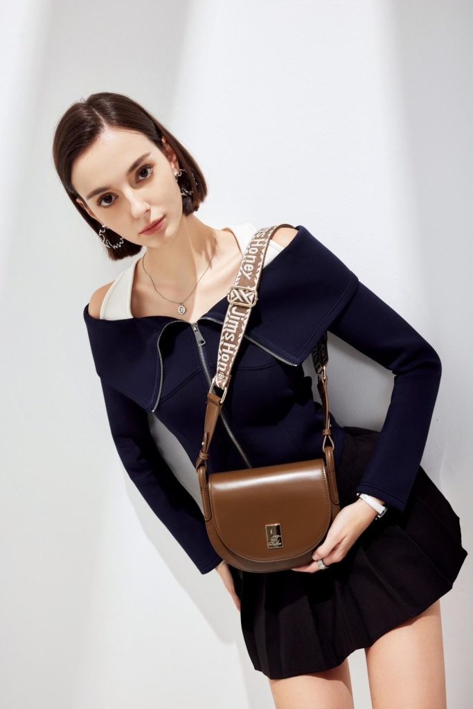 outfit ketemu teman lama pakai berlin bag