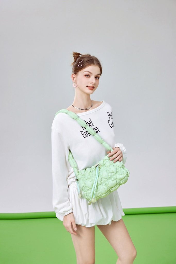 ootd ke kebun binatang surabaya pakai clarine bag