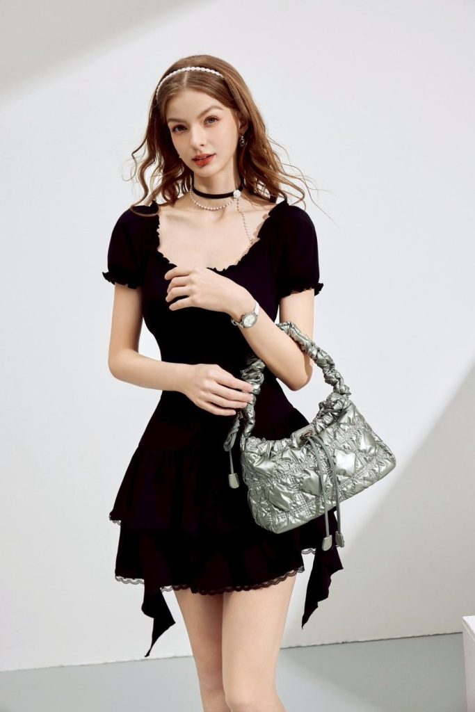 ootd piknik di taman grand harvest pakai clarine bag
