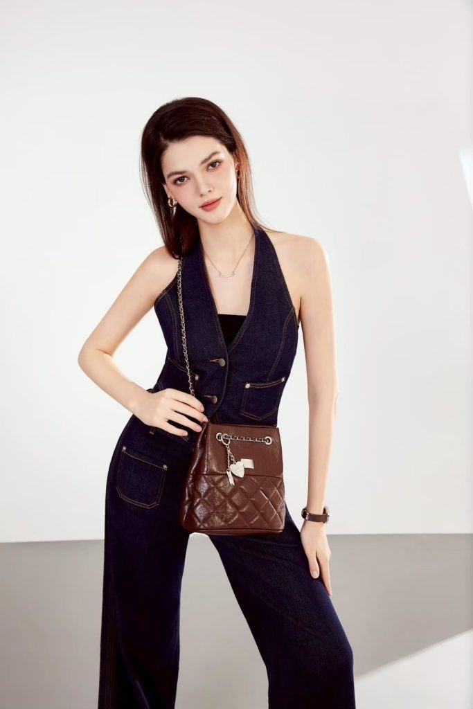 ootd ala it girl yang stylish pakai carlina bag