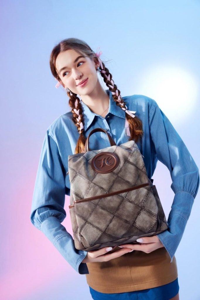 outfit kuliah yang rapi pakai jennie backpack