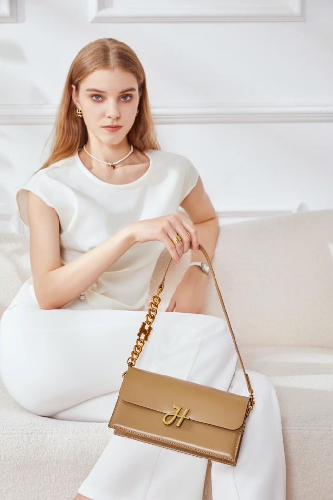 outfit arisan yang elegan pakai tamara bag
