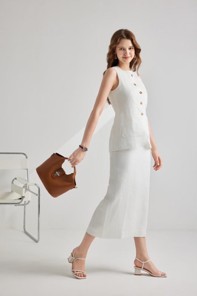 inspirasi clean outfit yang stylish pakai reta bag