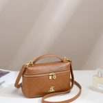 outfit ke bromo wanita berhijab pakai eva bag