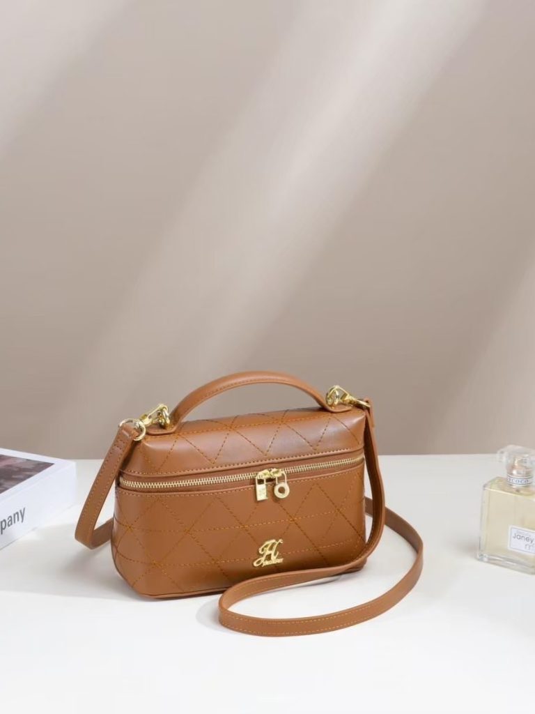 outfit ke bromo wanita berhijab pakai eva bag