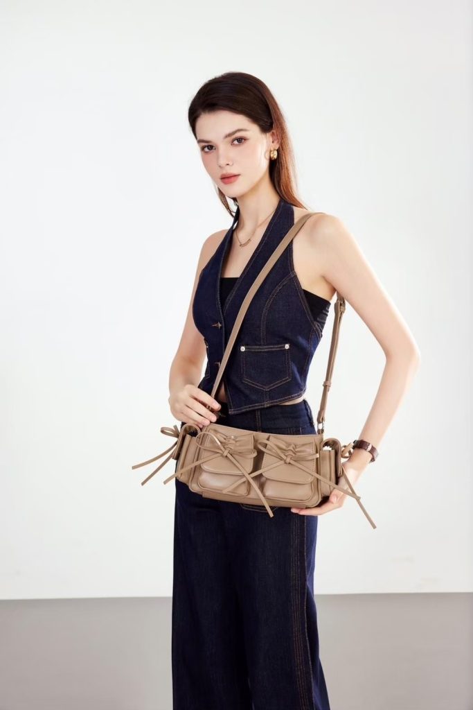 ootd pakai celana cutbray dan alea bag