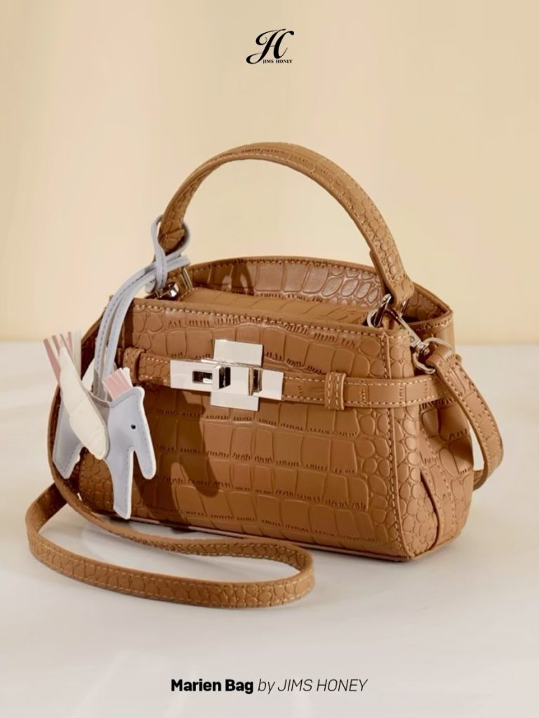 Outfit Lebaran Pakai Gamis dan Marien Bag