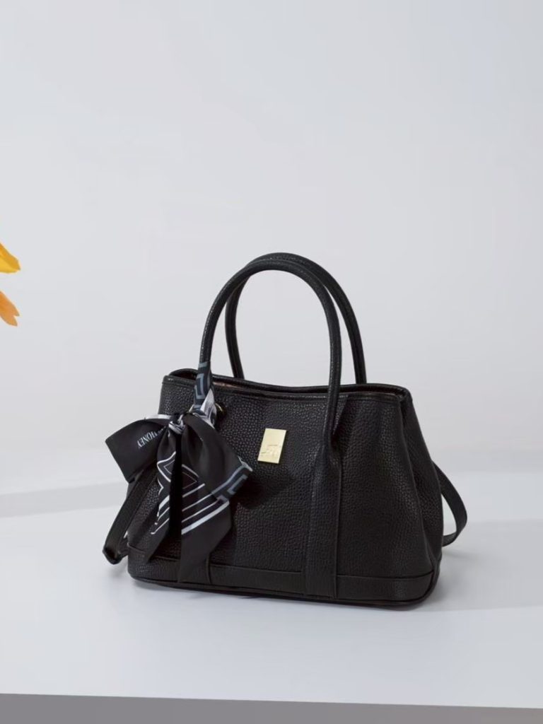 Outfit Lebaran Pakai Celana dan Lizzy Bag