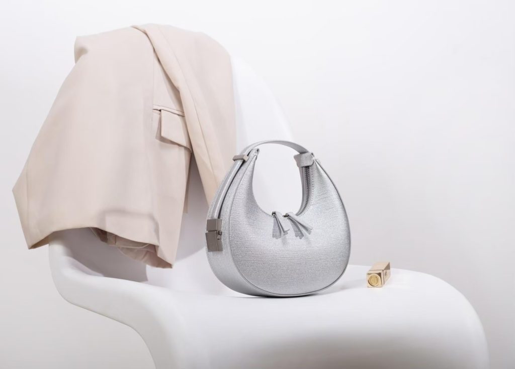 Outfit Kondangan Remaja Pakai Molita Bag