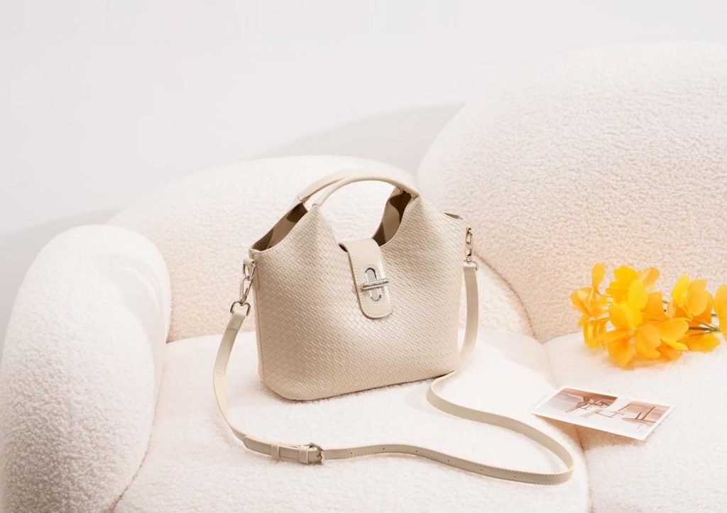 Outfit Bukber Pakai Rok dan Reta Bag