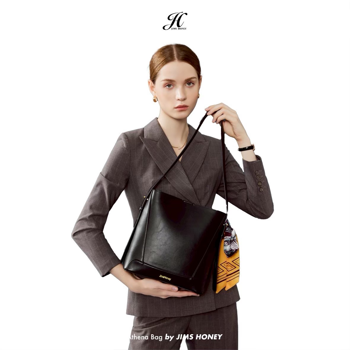 Outfit ala Wanita Karier Pakai Athena Bag