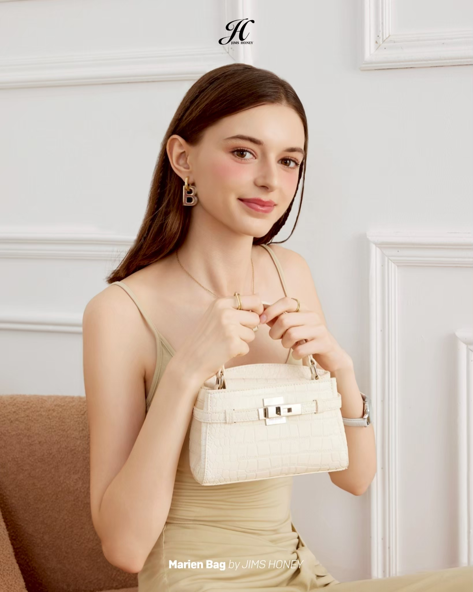 Outfit Anniversary Dinner yang Elegan Pakai Marien Bag