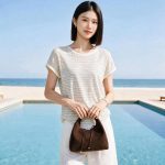 Inspirasi Outfit ke Pantai Simple dan Stylish